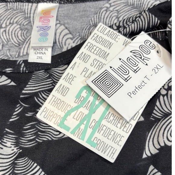 LuLaRoe Womens Top Size 2XL Perfect T Black White Geometric Lines 2X XXL NWT - Picture 2 of 5